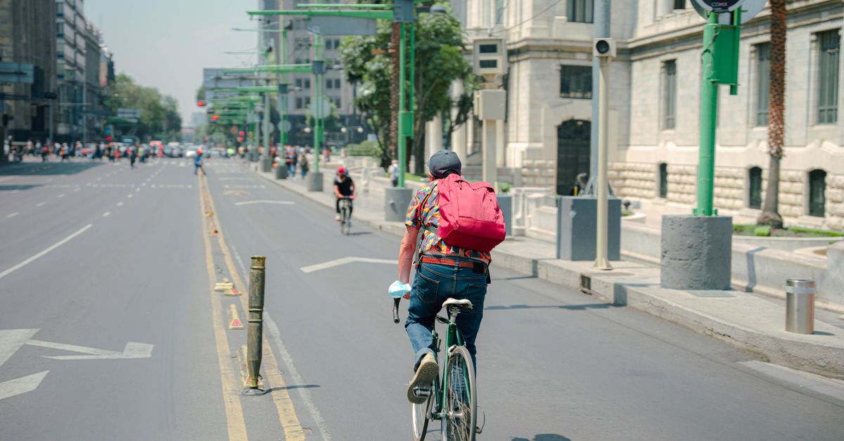 Cyclistes et piétons partagent la route avec vous