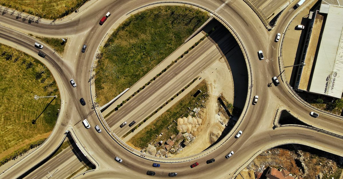 À l'entrée d'un rond-point, les véhicules déjà engagés sont prioritaires